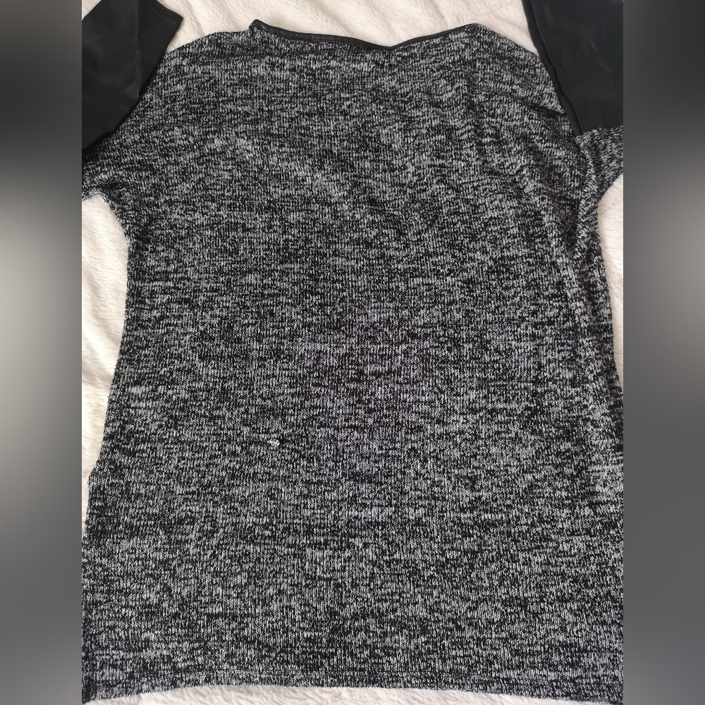 Divided sweater - Picture 9 of 11